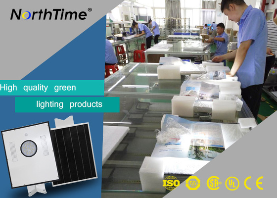 China Intelligent 12V 15W Solar Powered LED Street Lights CE RoHs CertificateD supplier